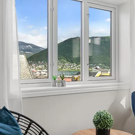 Arctic Homes - Historical House With View